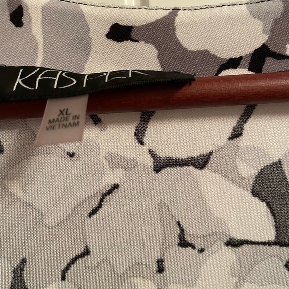 Black and white top - Picture 5 of 6